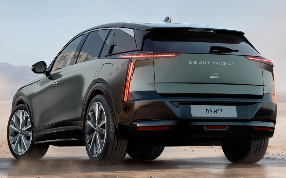 Tre Quarti Posteriore della DS N 7 Color Verde Seta Tre Quarti Posteriore della DS N 7 Color Verde Seta